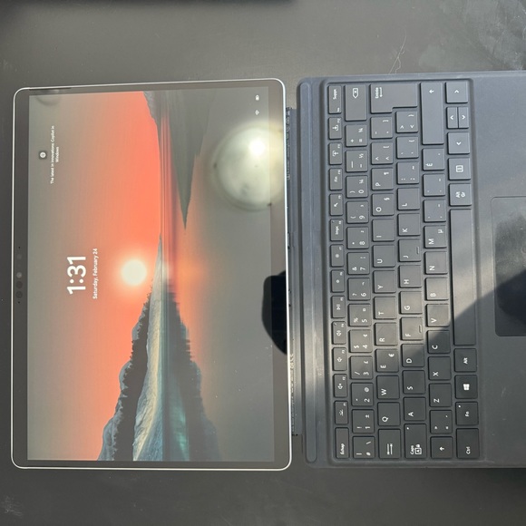 Touch Screen Microsoft Surface X pro is like having a Laptop & Tablet all in One - Picture 5 of 10